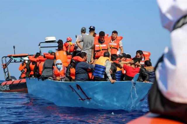قارب المهاجرين