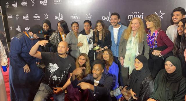 الجمهور السعودي يحتفل بحضور أحمد زاهر عرض فيلمه ”فارس” في المملكة (صور)