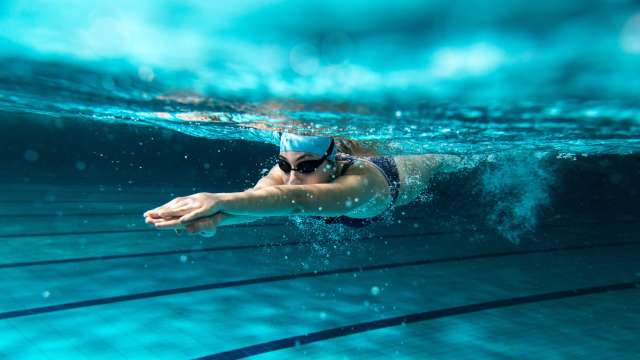 جامعة  شنغهاى تحث الطلاب على أداء اختبار السباحة عبر الإنترنت