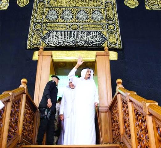 خادم الحرمين الشريفين الملك سلمان بن عبدالعزيز أمام الكعبة المشرفة 