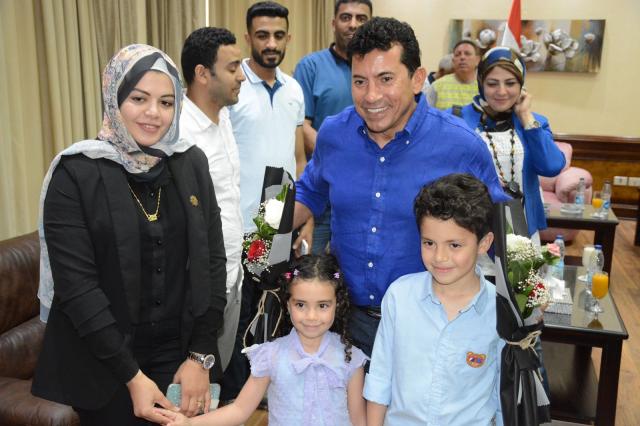 وزير الرياضة يستقبل أسرة الشهيد شبراوي بحفل الموهوبين بالإسكندرية