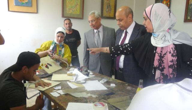 رئيس جامعة المنيا يتفقد لجان امتحانات كلية الصيدلة والتربية الفنية