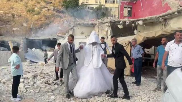 بعد تدمير منزل عائلتها وجهاز فرحها.. عروس فلسطين تحتفل فوق الركام