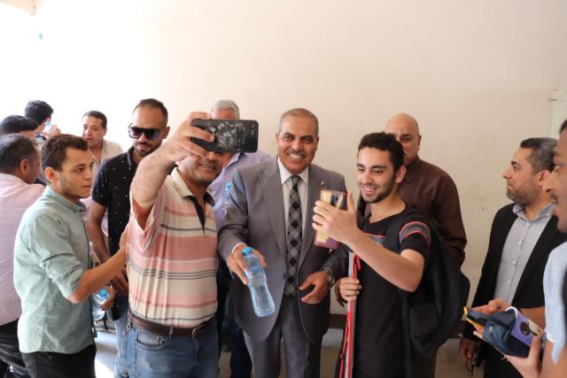 رئيس جامعة الأزهر يستقبل الطلاب بالمياه المثلجة 