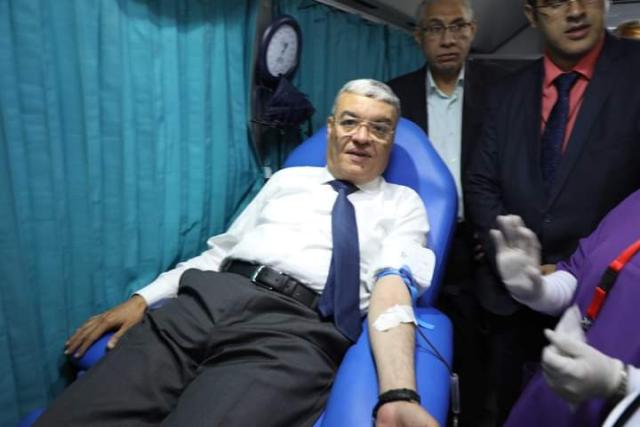 محافظ المنيا يشهد فعاليات حملة «إنقاذ حياة» و يتبرع بدمه