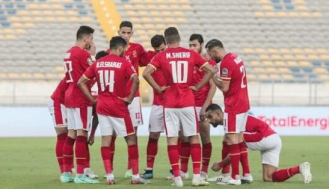 جماهير الأهلي تهاجم نجم الفريق.. و«عبد الحفيظ» يحذره من الرد