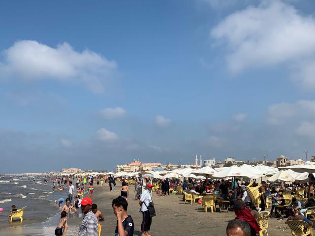 شاطئ بورسعيد يشهد إقبالًا كبيرًا من المواطنين