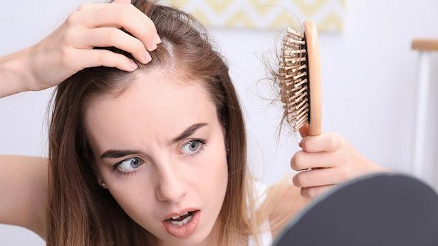 تحارب تساقط الشعر.. 10 أشياء يجب إضافتها إلى نظامك الغذائي