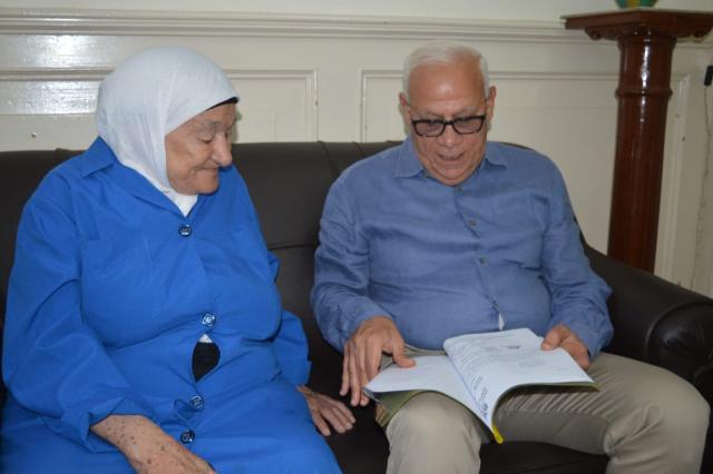 رحلة كفاح امتدت لـ55عاما.. تكريم عاملة بمدرسة «سانت ماري» برحلة عمرة في بورسعيد