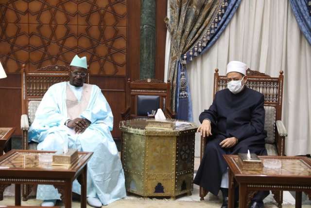 الإمام الأكبر يرحب بدعوته لزيارة السنغال.. ويؤكد اعتزاز الأزهر بدعمه لشعوب إفريقيا
