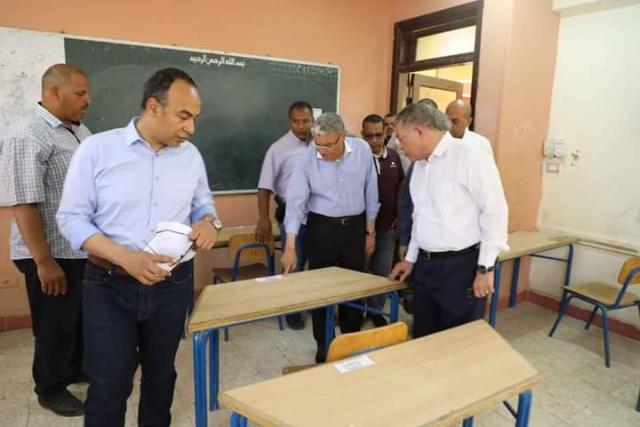 محافظ المنيا يتابع جاهزية لجان مدارس أبوقرقاص لاستقبال امتحانات الثانوية العامة