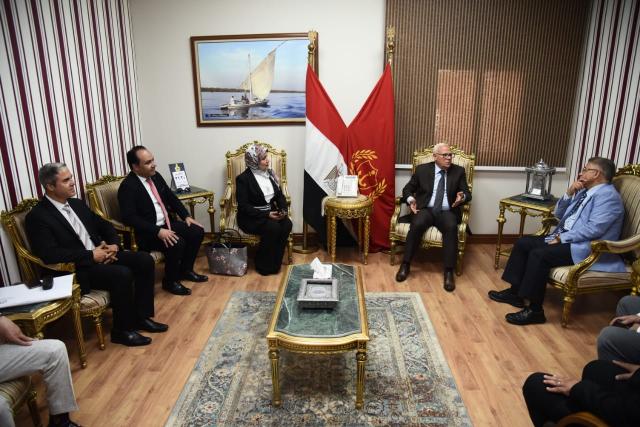 محافظ بورسعيد يستقبل رئيس الاعتماد والرقابة الصحية لمتابعة منظومة التأمين الشامل