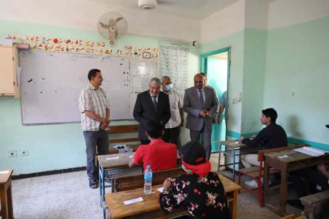 محافظ المنيا يتابع انتظام سير امتحانات الثانوية العامة.. بعدد من اللجان