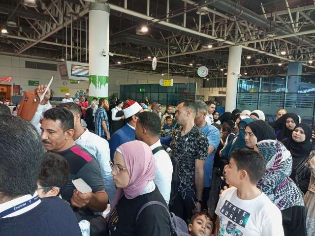 قوافل مجمع البحوث الإسلامية للتوعية بمناسك الحج بمطار القاهرة