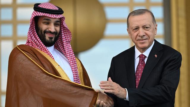 لحظة استقبال أردوغان لولي العهد السعودي في أنقرة