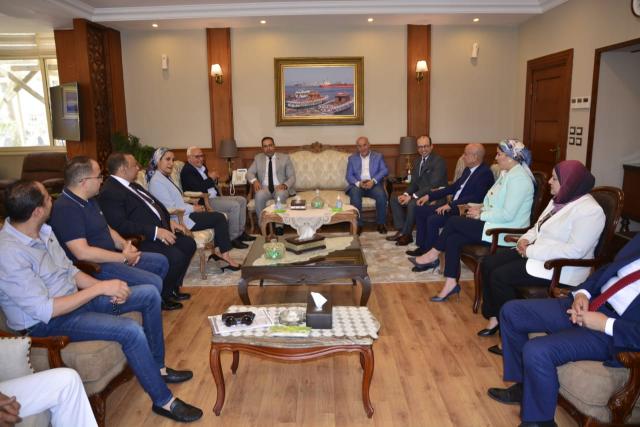 محافظ بورسعيد يستقبل وفد من  لجنة الشباب والرياضة بمجلس النواب