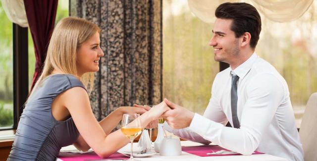 دراسة: نساء يواعدن الرجال من أجل الطعام فقط