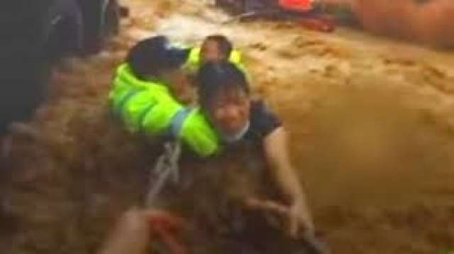 شاهد.. مياه الفيضانات تجرف امرأة ومعجزة تنقذها