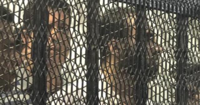المتهم بقتل الطالبة نيرة أشرف داخل قفص المحكمة