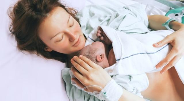 فوائد لملامسة الجنين لجلد الأم بعد الولادة