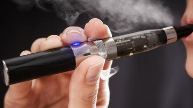 المفوضية الأوروبية تقترح حظر بيع السجائر الإلكترونية ذات النكهات