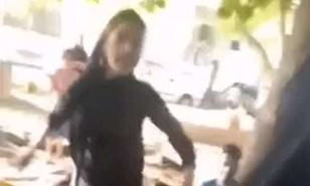 شاهد.. «إيرانية» تعتدي بالضرب المبرح على امرأة حامل بسبب الحجاب