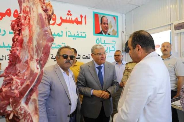 محافظ المنيا يتفقد منفذ بيع اللحوم السودانية بأسعار مخفضة في «عمر أفندي»