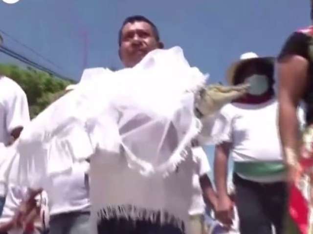 المكسيك.. عمدة مدينة يتزوج ”تمساح” والأهالي تزفه.. فيديو
