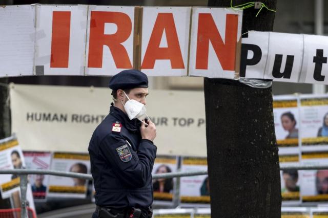 بولندا تؤكد اعتقال إيران عالم رفيع المستوى