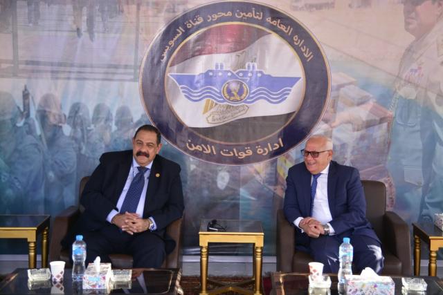 محافظ بورسعيد يزور إدارة تأمين محور قناة السويس للتهنئة بعيد الأضحى