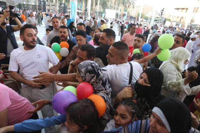 توزيع هدايا على الأطفال بعد صلاة العيد بمسجد فاطمة الزهراء بالقاهرة