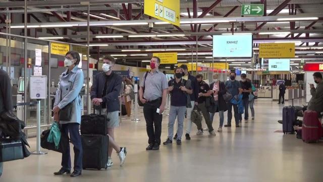 مسافرون يكشفون عن أغرب أسباب توقيفهم في المطارات