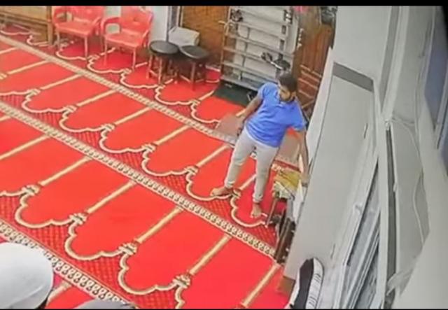 شاب يسرق مسجد 