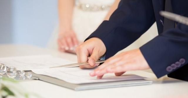 إلزام المأذون قبل توثيق عقد الزواج بالتحقق من قائمة منقولات| مشروع قانون