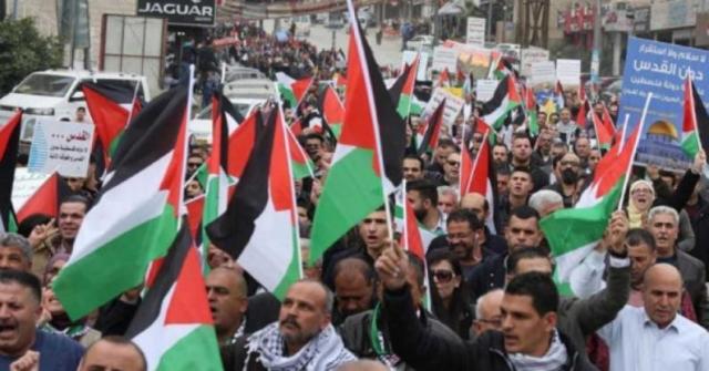 فلسطينيون يستقبلون بايدن بمسيرات احتجاجية