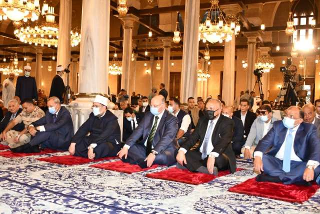 7 وزراء يؤدون صلاة الجمعة بمسجد الحسين