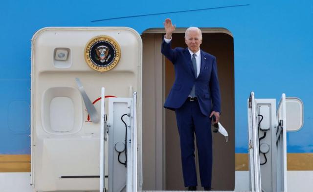 طائرة الرئيس الأمريكي جو بايدن تتوجه إلى جدة
