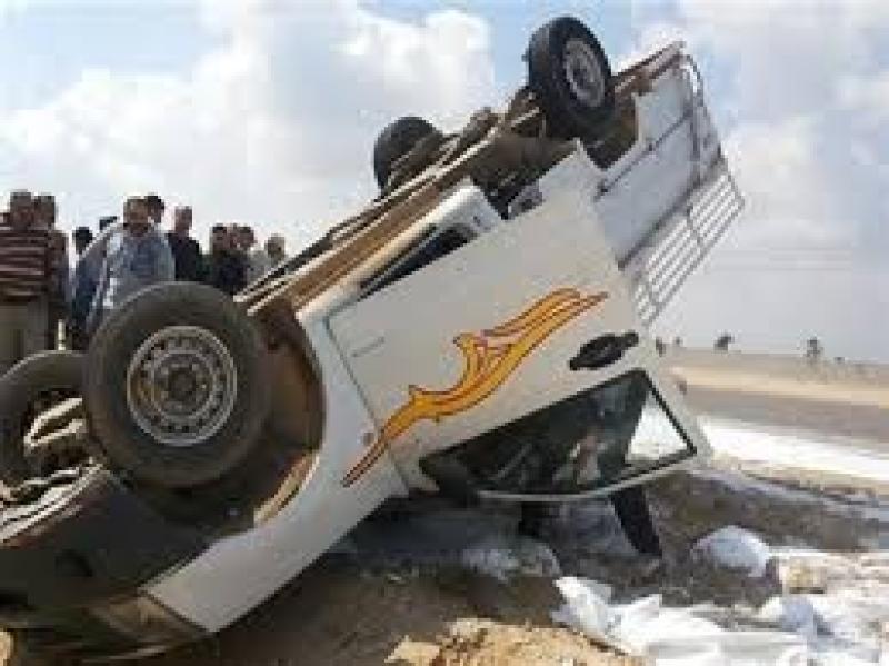 إصابة 13 شخصًا في حادث انقلاب سيارة أعلى الطريق الصحراوي الغربي