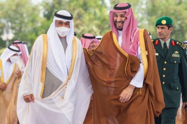 ولي العهد السعودي يستقبل رئيس دولة الإمارات في مطار جدة