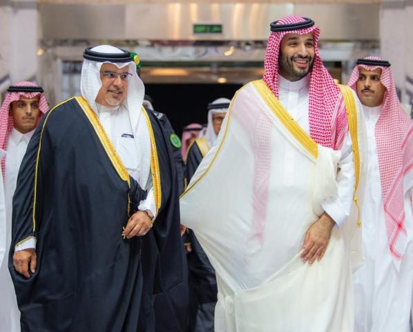 ولي عهد السعودية يرحب بملك البحرين فى مطار جدة للمشاركة بقمة ”الأمن والتنمية”