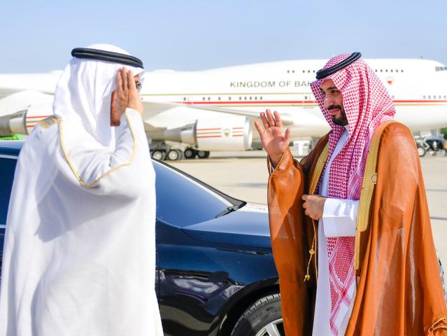 محمد بن سلمان يودع رئيس الإمارات 