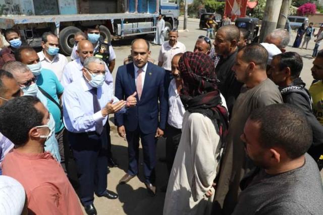 محافظ المنيا يتابع التزام السائقين بالتعريفة الجديدة للمواصلات بمواقف أبو قرقاص