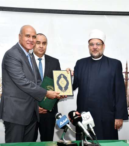 وزير الأوقاف يهدي رئيس الشئون التجارية بـ”مصر للطيران” نسخة من القرآن لجهوده في العمل