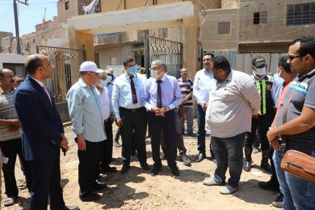 محافظ المنيا يتفقد مشروعات «حياة كريمة» بقرى مركز أبوقرقاص