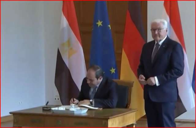 لحظة توقيع السيسي بدفتر تشريفات القصر الرئاسي الألماني