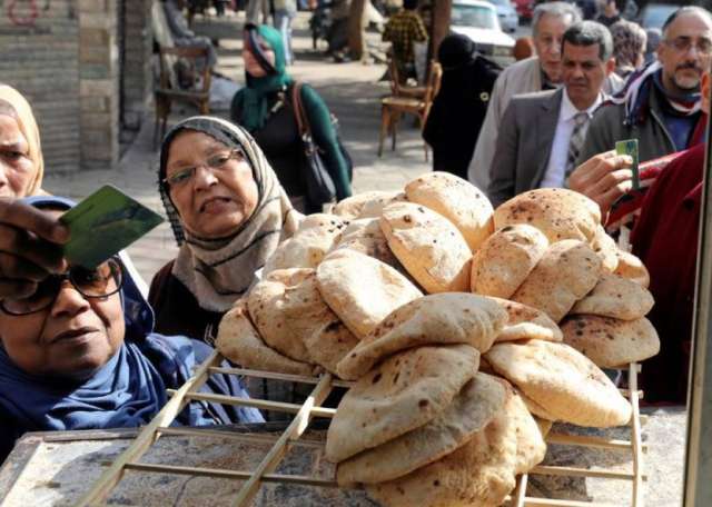 بعد شائعة زيادة سعر رغيف الخبز.. من يتحمل تكلفة ارتفاع السولار؟