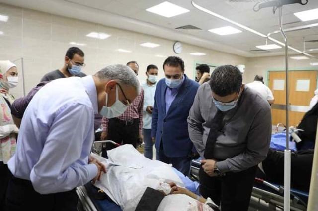 محافظ المنيا يتابع حالة المصابين في حادث تصادم أتوبيس بسيارة نقل