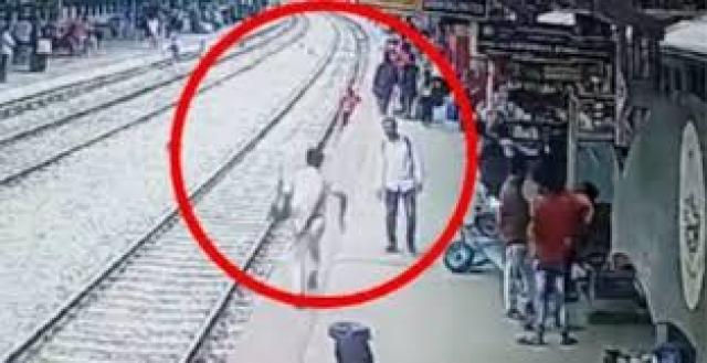 لحظة سقوط رجل أسفل عجلات قطار ونجاته بمعجزة |فيديو
