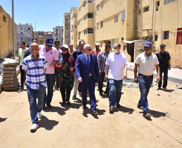 محافظ بورسعيد يوجه بدهان العمارات السكنية وزيادة المسحطات الخضراء ..صور