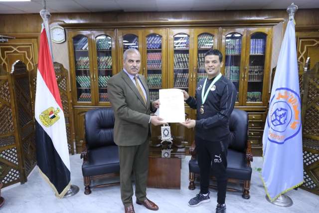 رئيس جامعة الأزهر يستقبل أحد خريجي تربية رياضية بعد حصوله على وسام الجمهورية